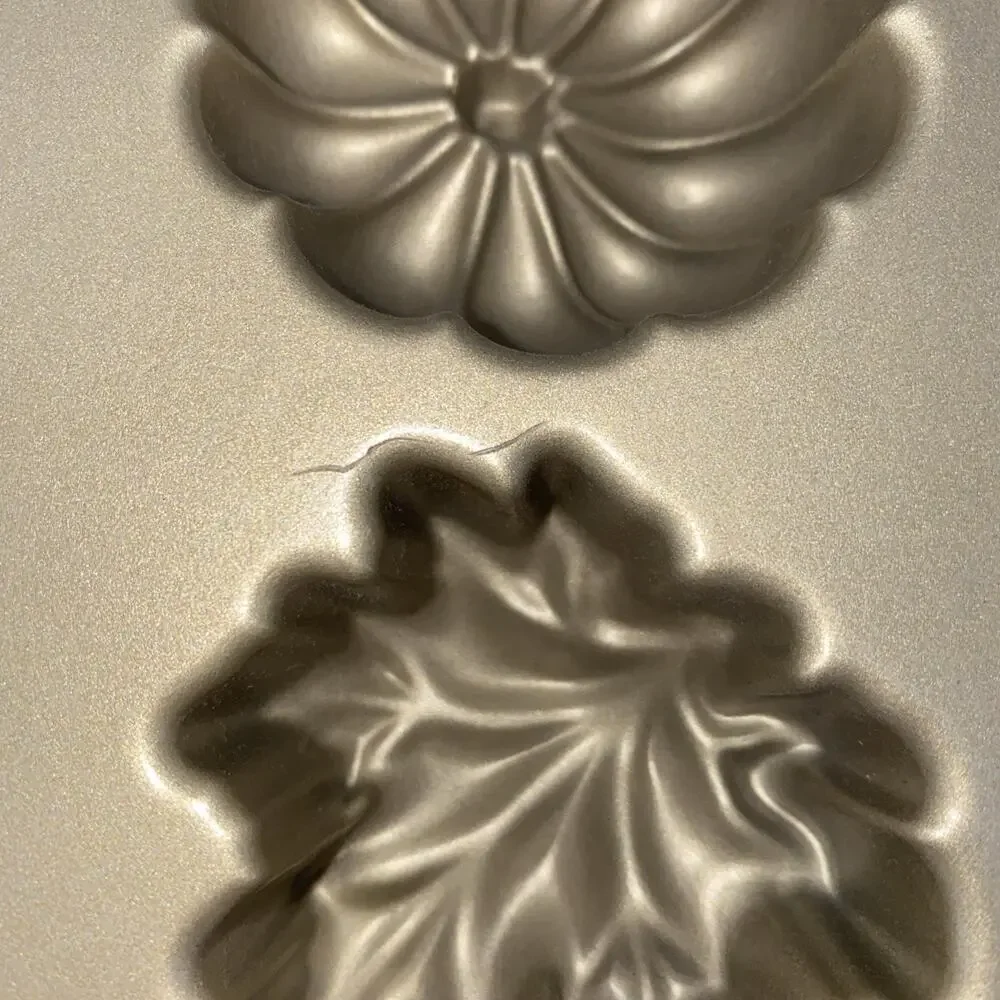Williams Sonoma Gold Mini Cake Pan Acorn Leaf Fall Bakeware Nonstick Mold